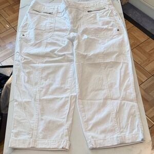 Style and Co White Cropped Pants, size 6.
